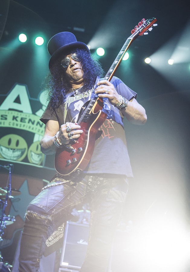 slash-madrid-2019-myles-kennedy-19