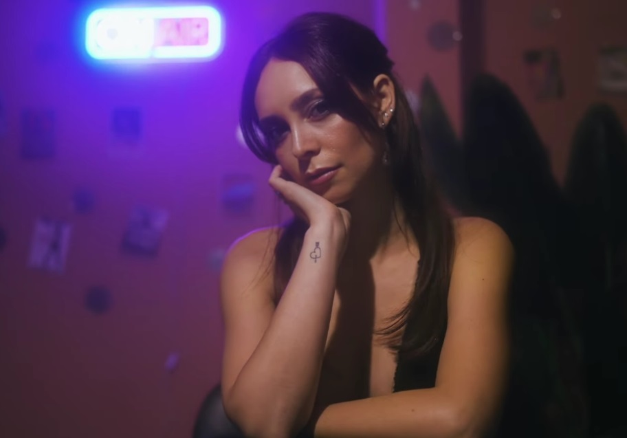 LØLØ se pone navideña con el single "mall santa"