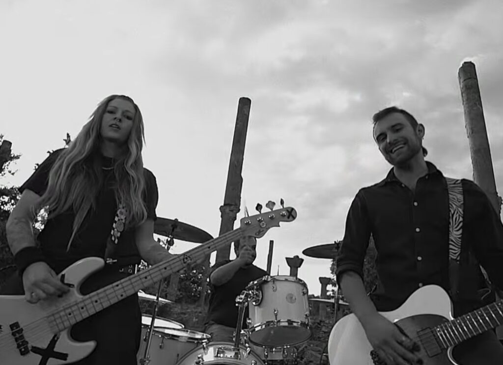 Karavela estrena el single "El error"