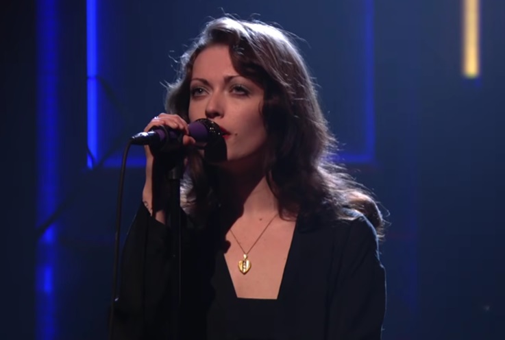 Violet Grohl interpreta