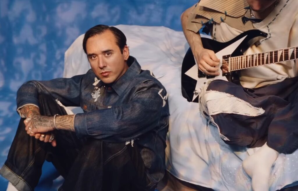 Johnny Garso vuelve con "La belleza está en las flores"